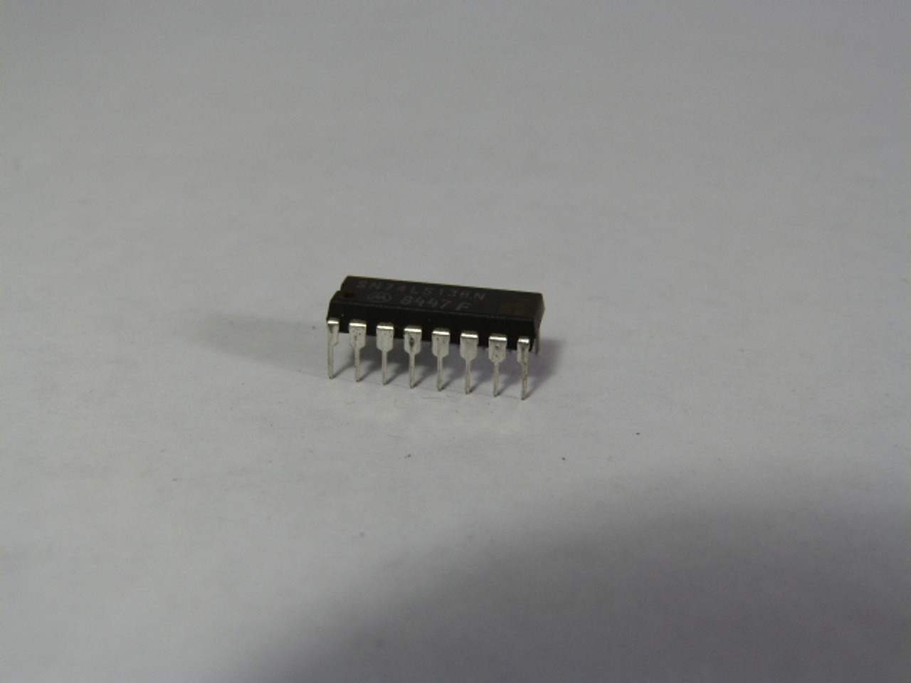 Motorola SN74LS138N Integrated Circuit Chip Decoder/Demux 3-8Line 16DIP NOP