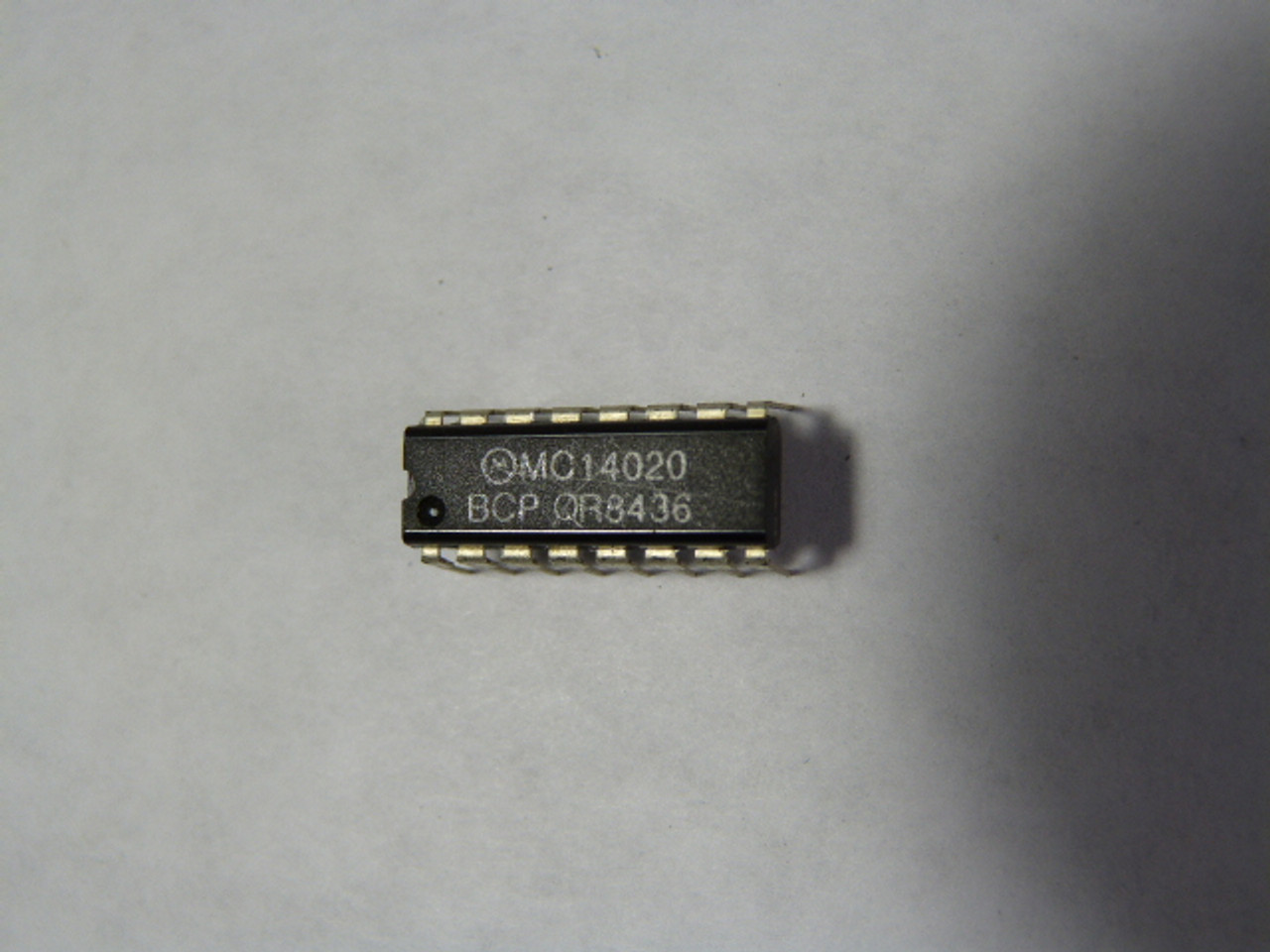 Motorola MC14020BCP Integrated Circuit Chip 14Bit Binary CMOS Logic 18V NOP
