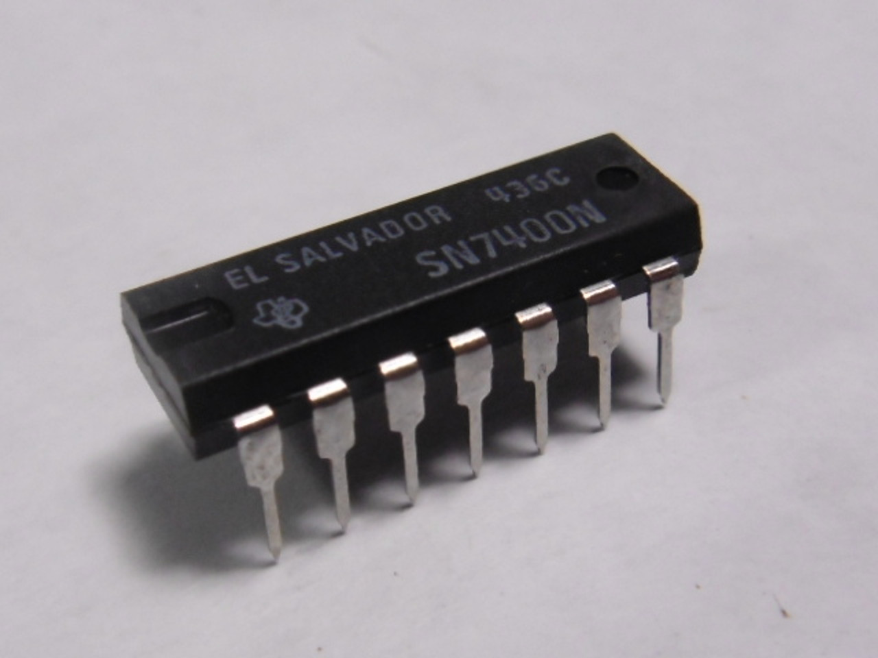 Texas Instruments SN7400N Quad 2-Input Positive NAND Gate 14-Pin NOP