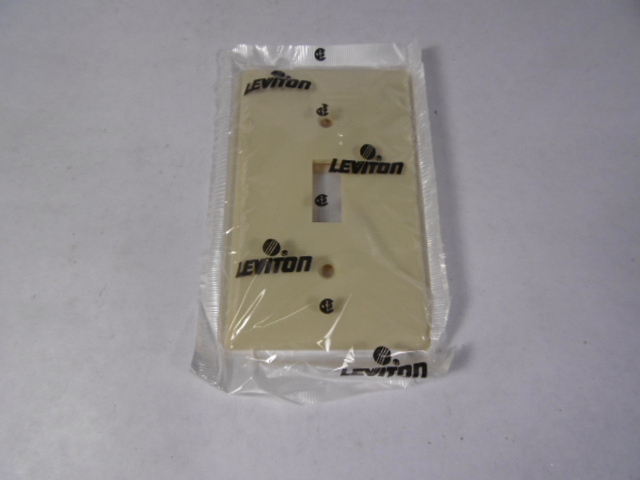 Leviton 701-86001 Toggle Switch Wall Plate 1 Gang Box Of 25 ! NEW !
