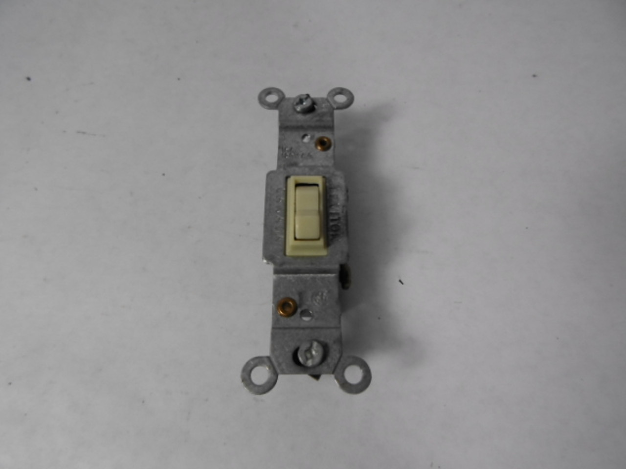 Leviton 1451-I Toggle Switch 15 Amp 120 Volt Ivory Box Of 9 ! NEW !