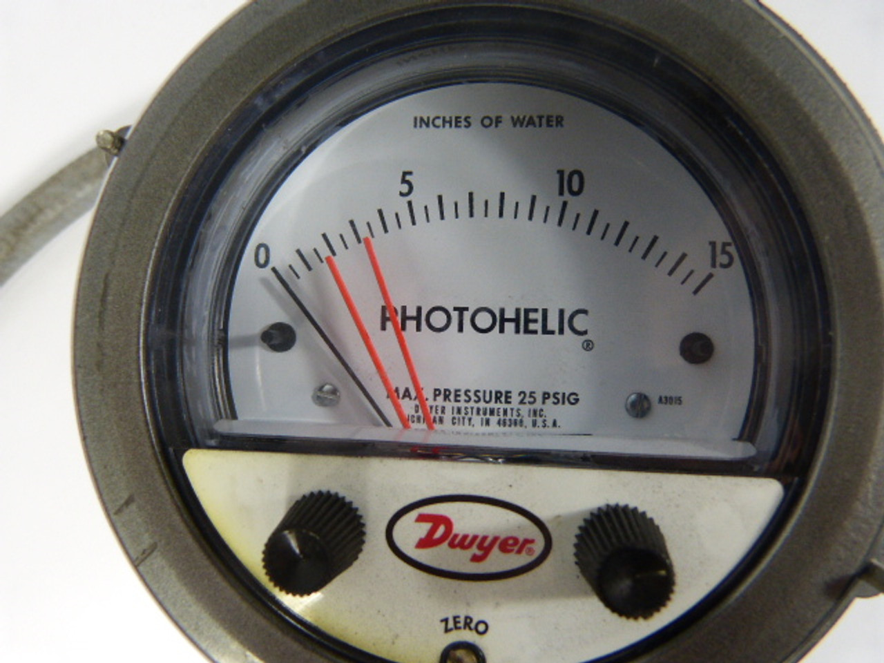 Dwyer A-3000 Photohelic Pressure Gauge 10Amp 120VAC 0-15 Inch Water Depth USED