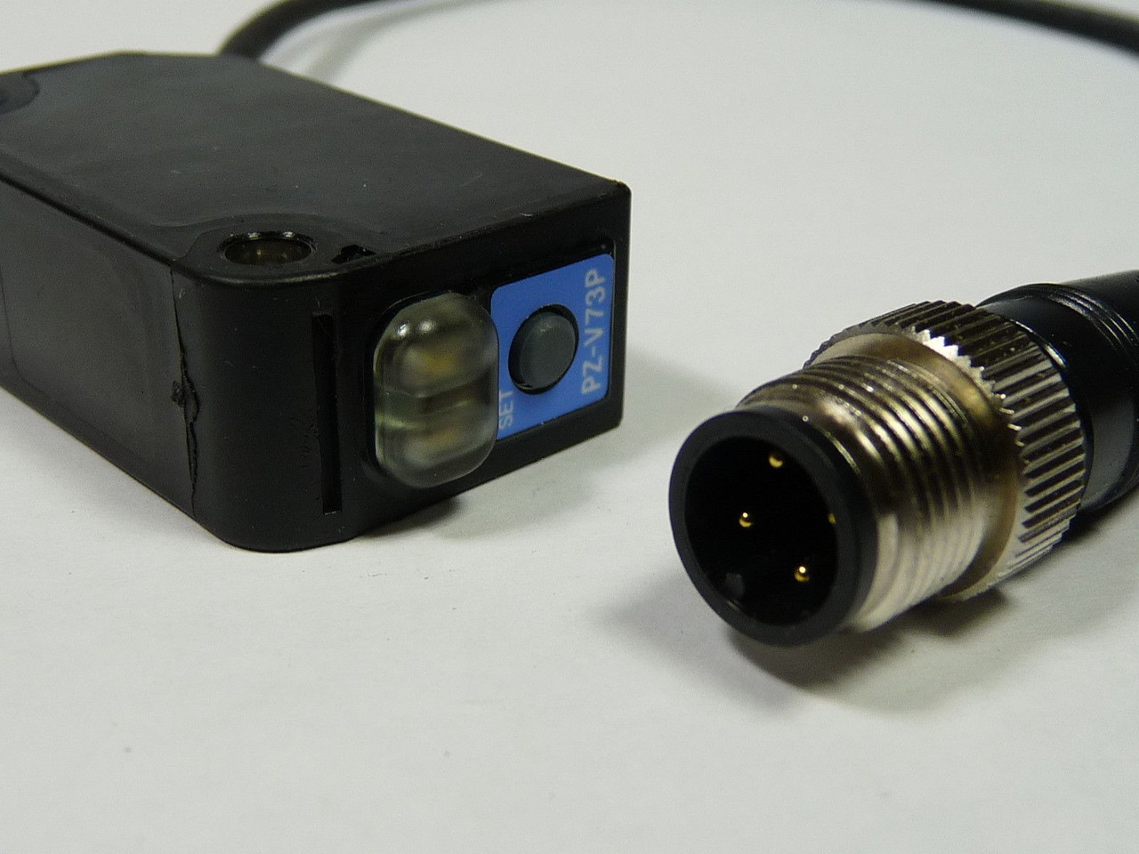 Keyence Corp PZ-V73P Photoelectric Sensor 4 Pin 12-24VDC USED