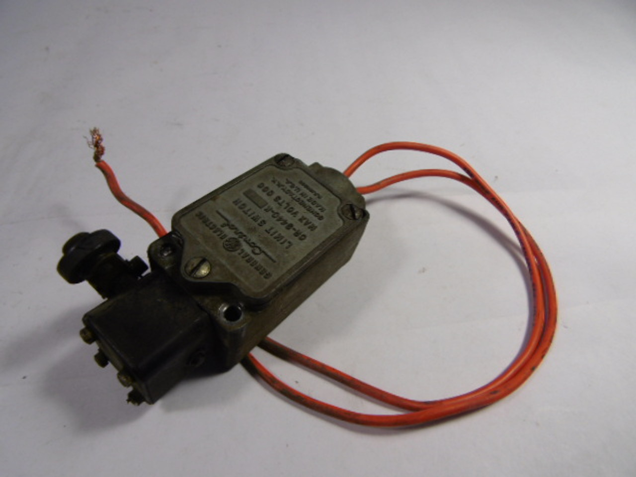 General Electric CR9440K1J1 Limit Switch 600V With Roller Lever Arm USED