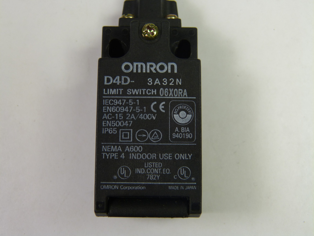 Omron D4D-3A32N Limit Swtich 2 Amp 400 V USED