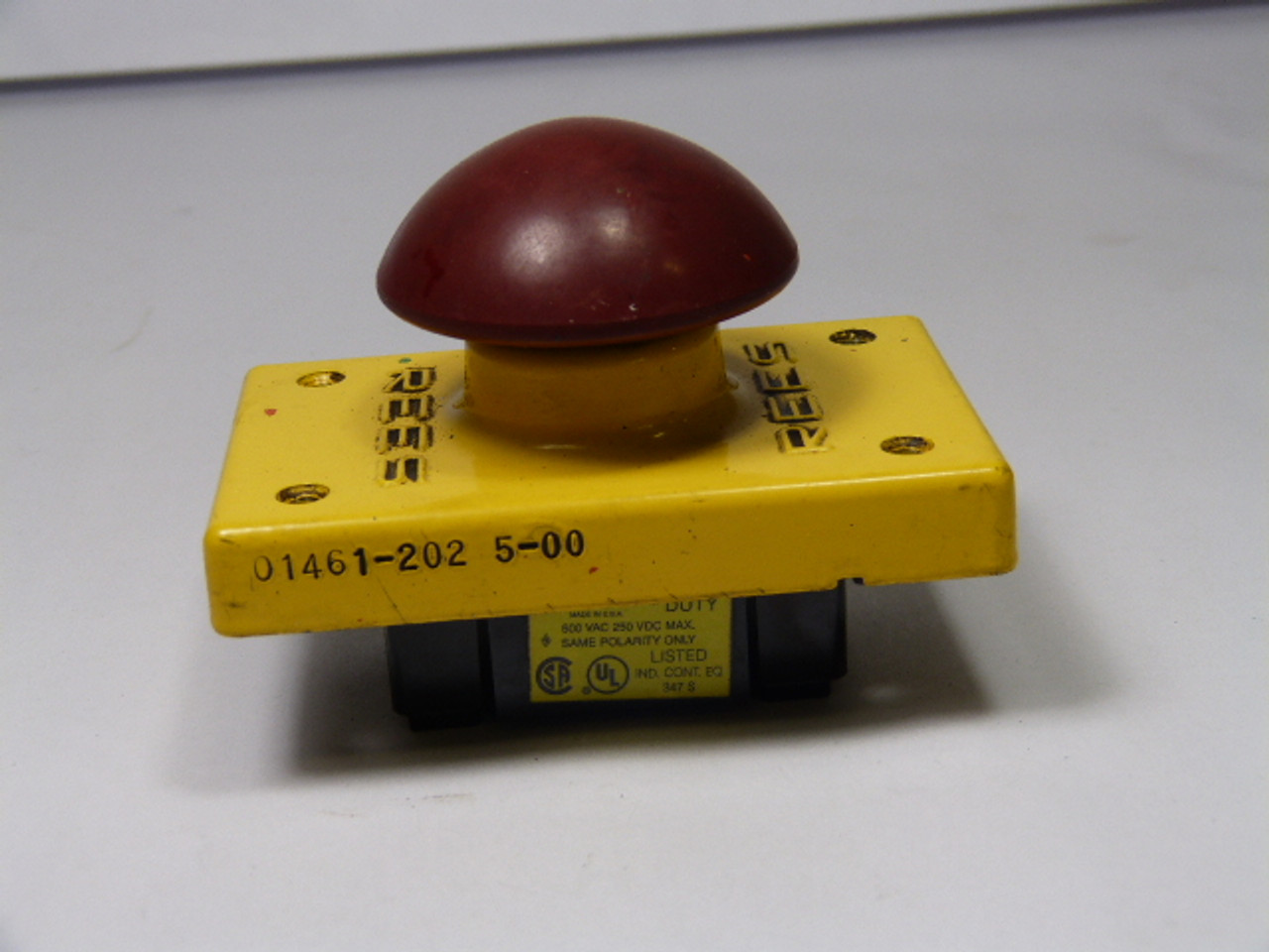 Rees 01461-202 2-1/2 Inch Mushroom Plunger Push Button USED