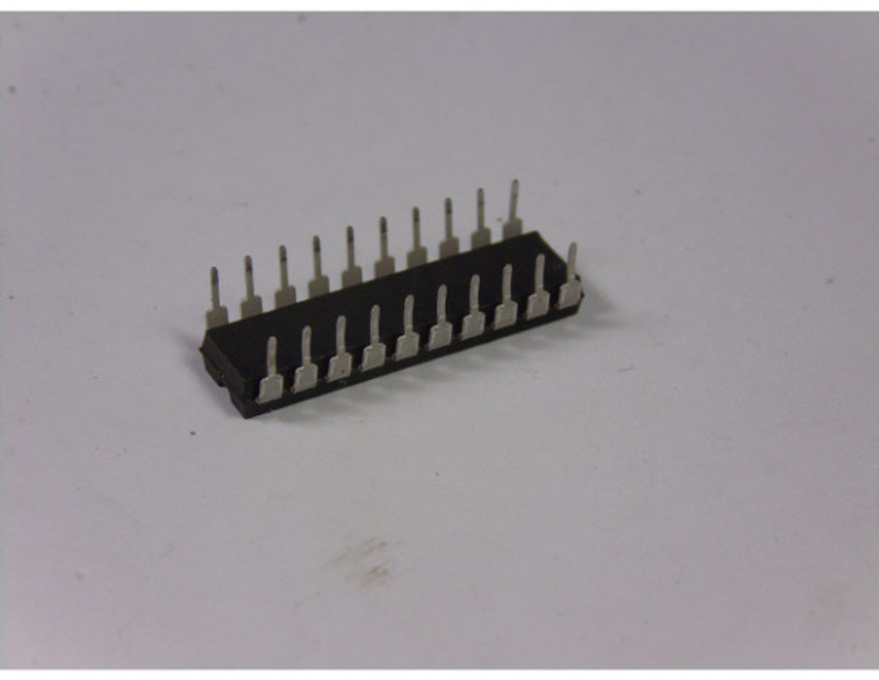 AMI 18CV8PC-25 IC Semiconductor Chip USED