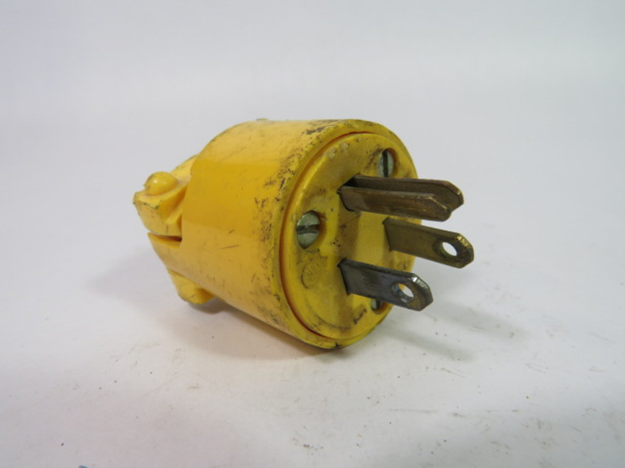 Eagle 4867 Straight-Blade Plug 15A 125V 2P 3W 5-15P USED