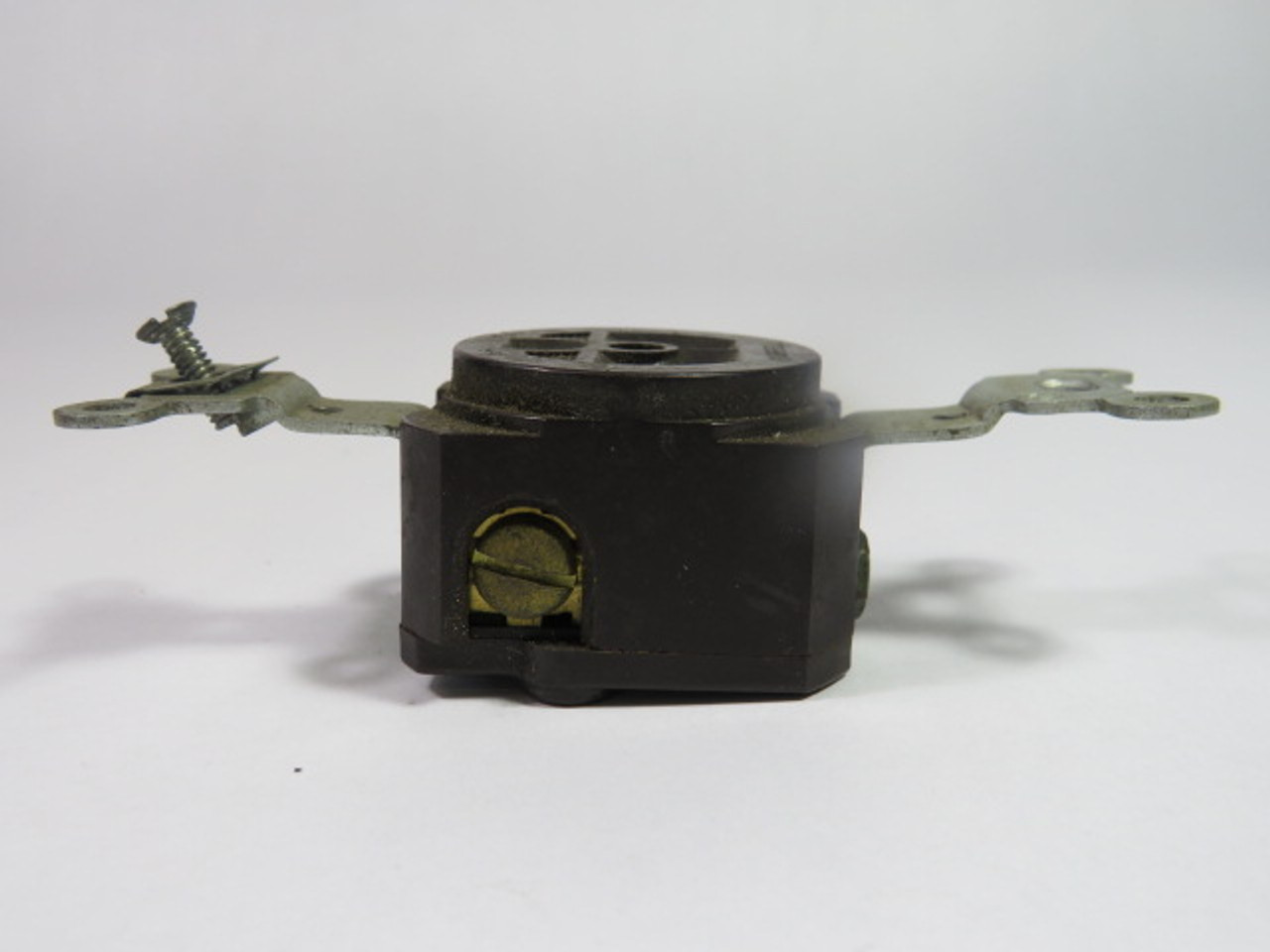 Hubbell 5261 Single Grounding Receptacle 15A 125V 3W Bakelite USED