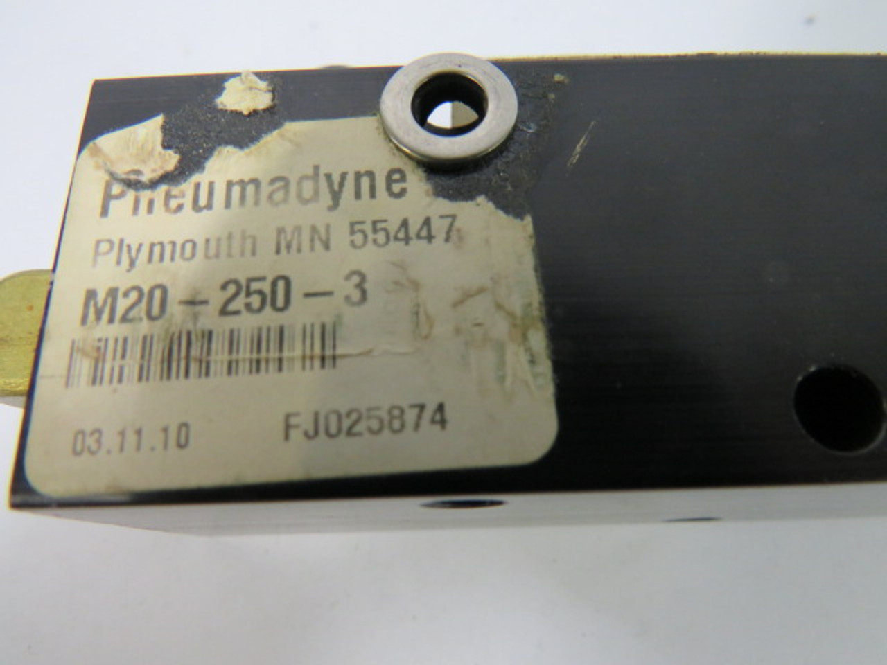 Pneumadyne M20-250-3 Pneumatic Manifold Out.3 Port 1/4" In. 2 Port 3/8" USED