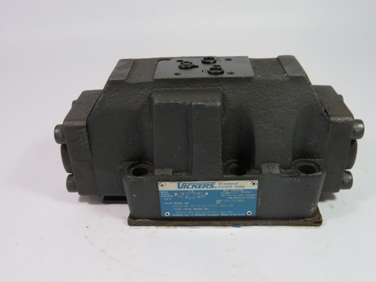 Vickers DG5W-8-2C-2-M-FTWL-B5-30 Directional Control Valve Base USED