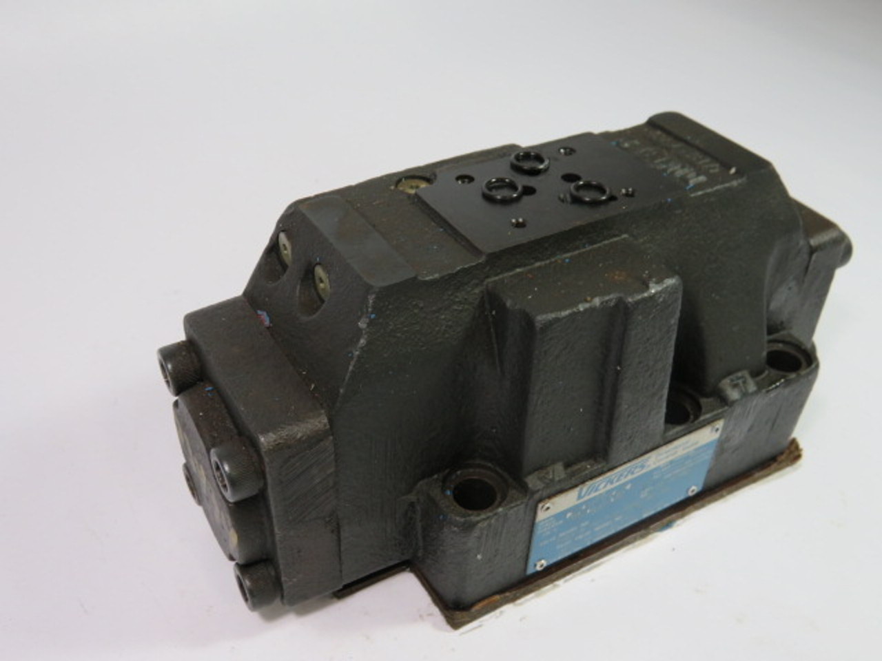 Vickers DG5W-8-2C-2-M-FTWL-B5-30 Directional Control Valve Base USED