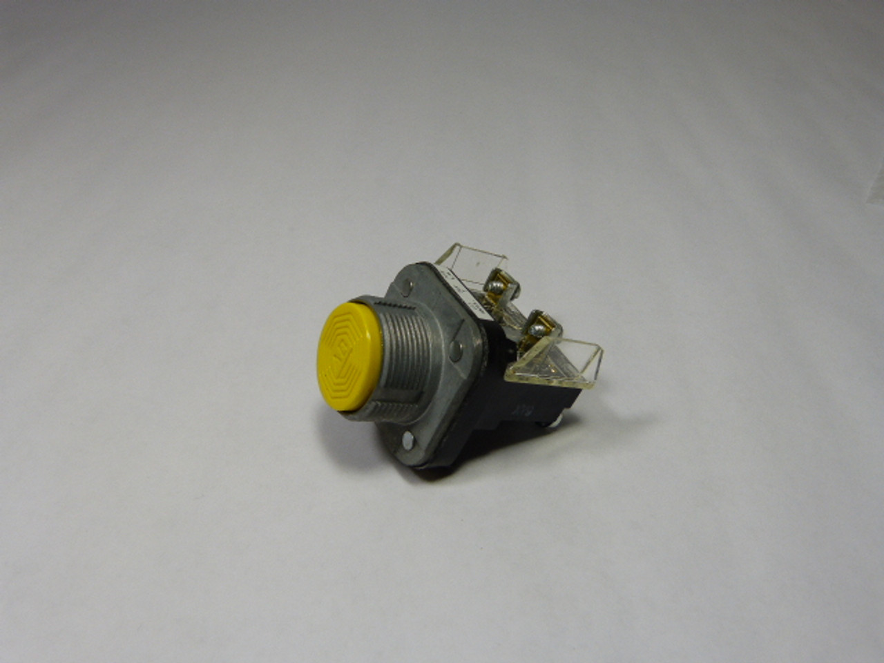 Allen-Bradley 800T-A9D1 Yellow Push Button Flush Head ! NEW !