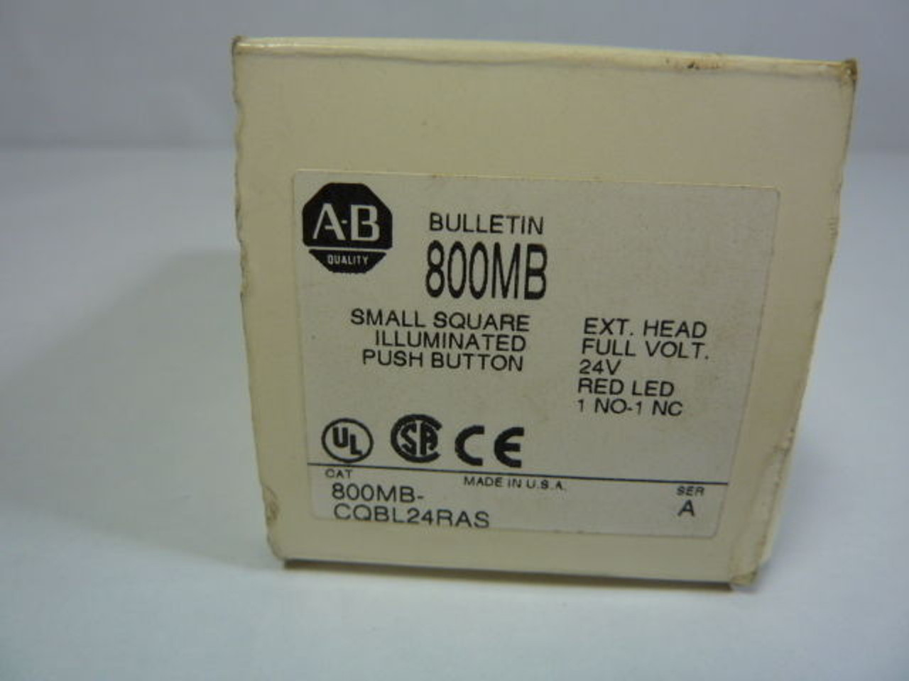 Allen-Bradley 800MB-CQBL24RAS Pushbutton 300VAC 10A ! NEW !