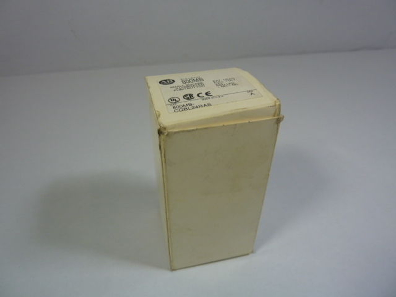 Allen-Bradley 800MB-CQBL24RAS Pushbutton 300VAC 10A ! NEW !