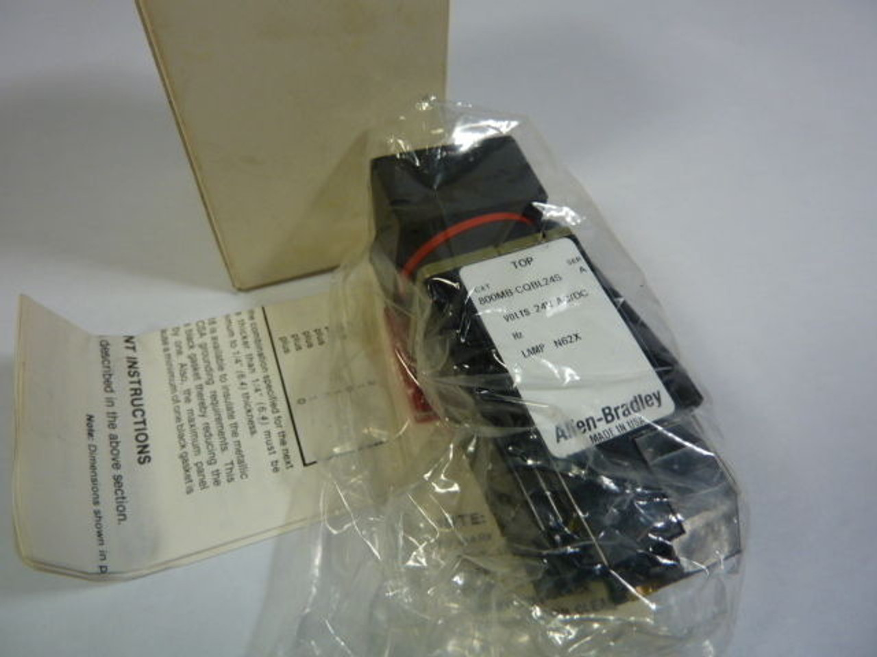 Allen-Bradley 800MB-CQBL24RAS Pushbutton 300VAC 10A ! NEW !