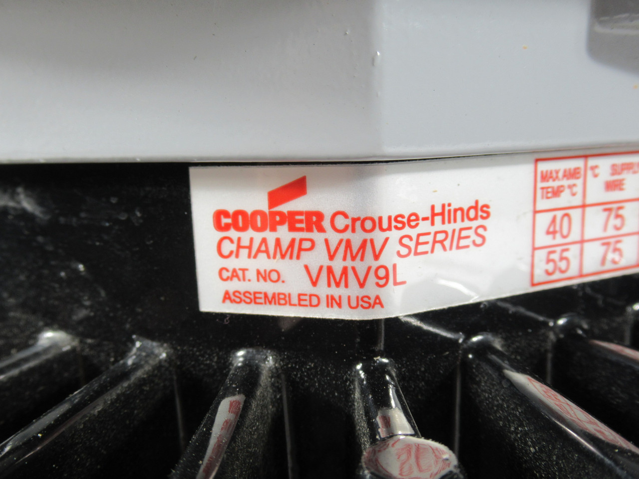 Cooper Crouse-Hinds VMV9L Hazardous Conditions Light WEAR/MISSING HARDWARE USED