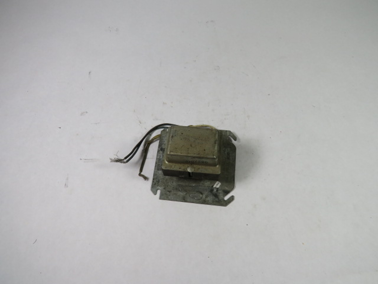 Honeywell AT72D-1956 Transformer 50/60Hz 39VA 24V Nema Type D 120 V USED