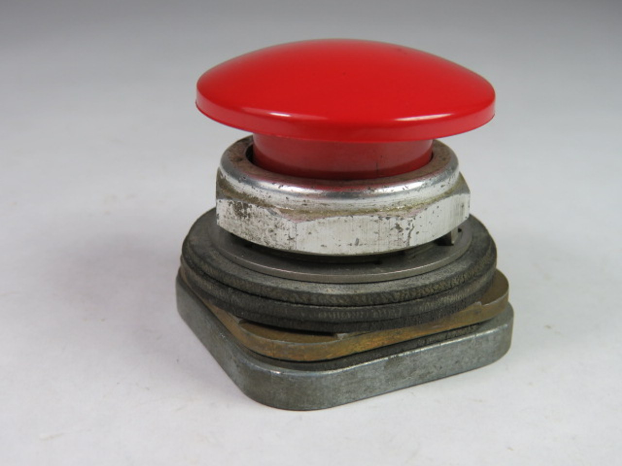 Allen-Bradley 800T-D6 Ser T Push Button Red Mushroom Head No Contacts USED