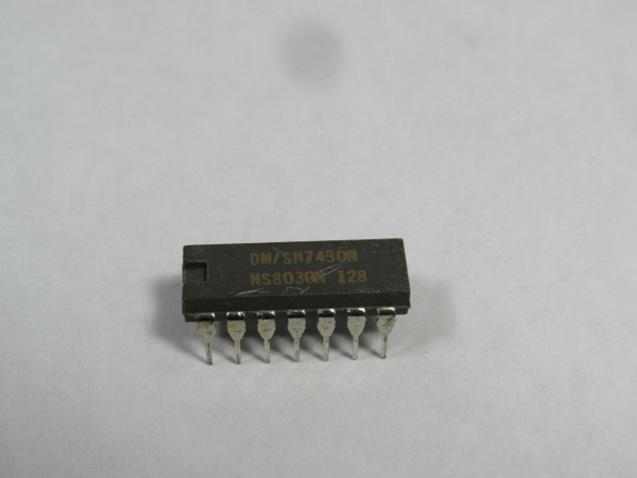 Generic DM/SN7430N 8-Input Positive NAND Gate IC Chip USED