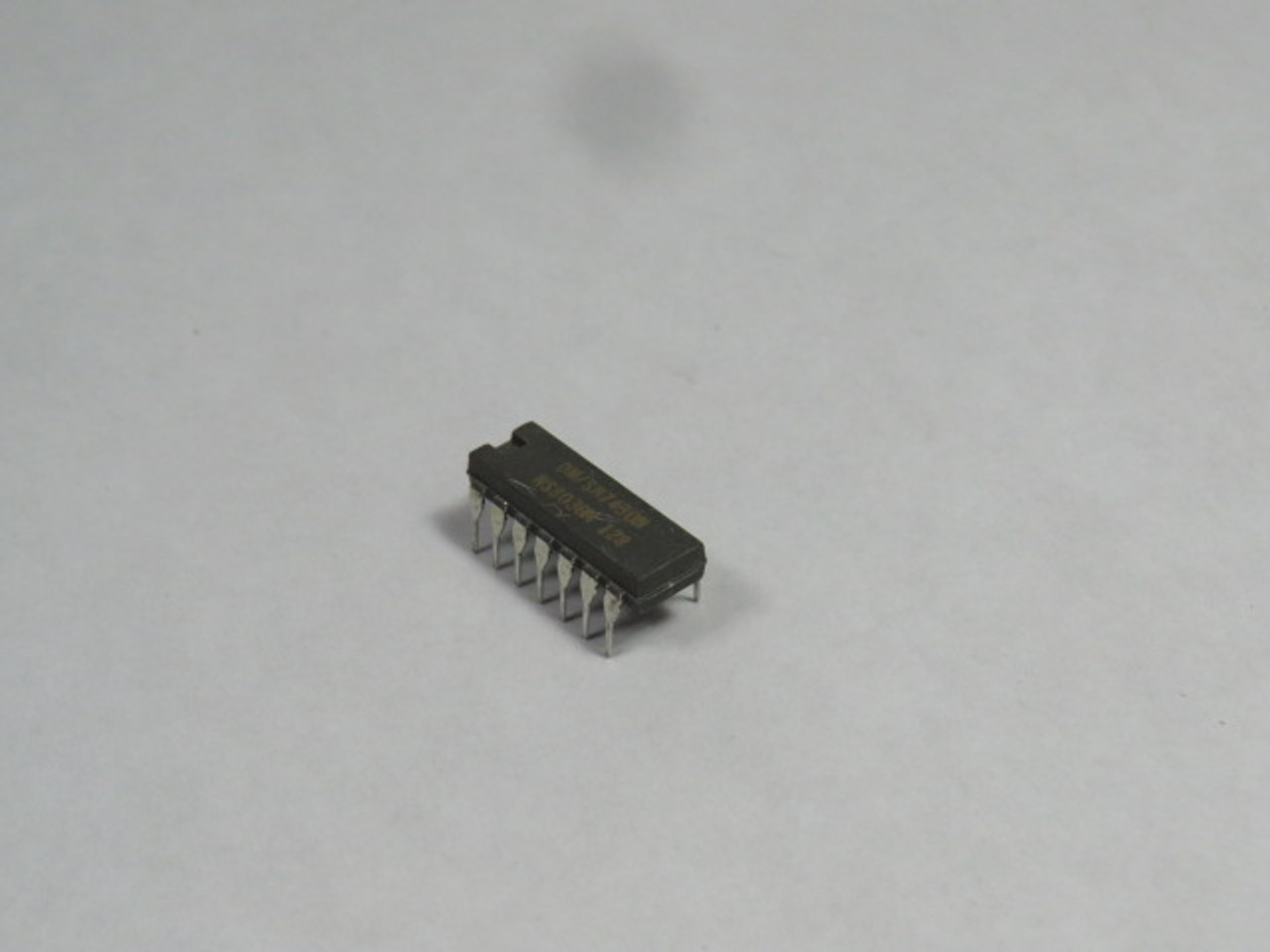 Generic DM/SN7430N 8-Input Positive NAND Gate IC Chip USED