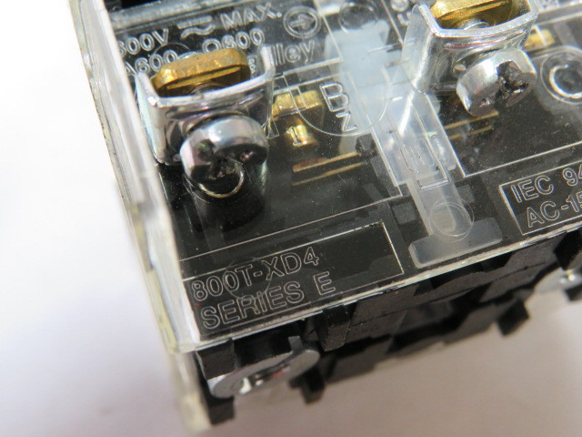 Allen-Bradley 800T-FXT6A5 Series T 2-Pos Twist-Release Device Red 2NCLB USED