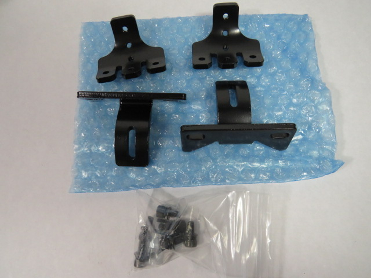 Keyence OP-84260 Set of 2 Mounting Brackets for Threaded Sensor ! NEW !