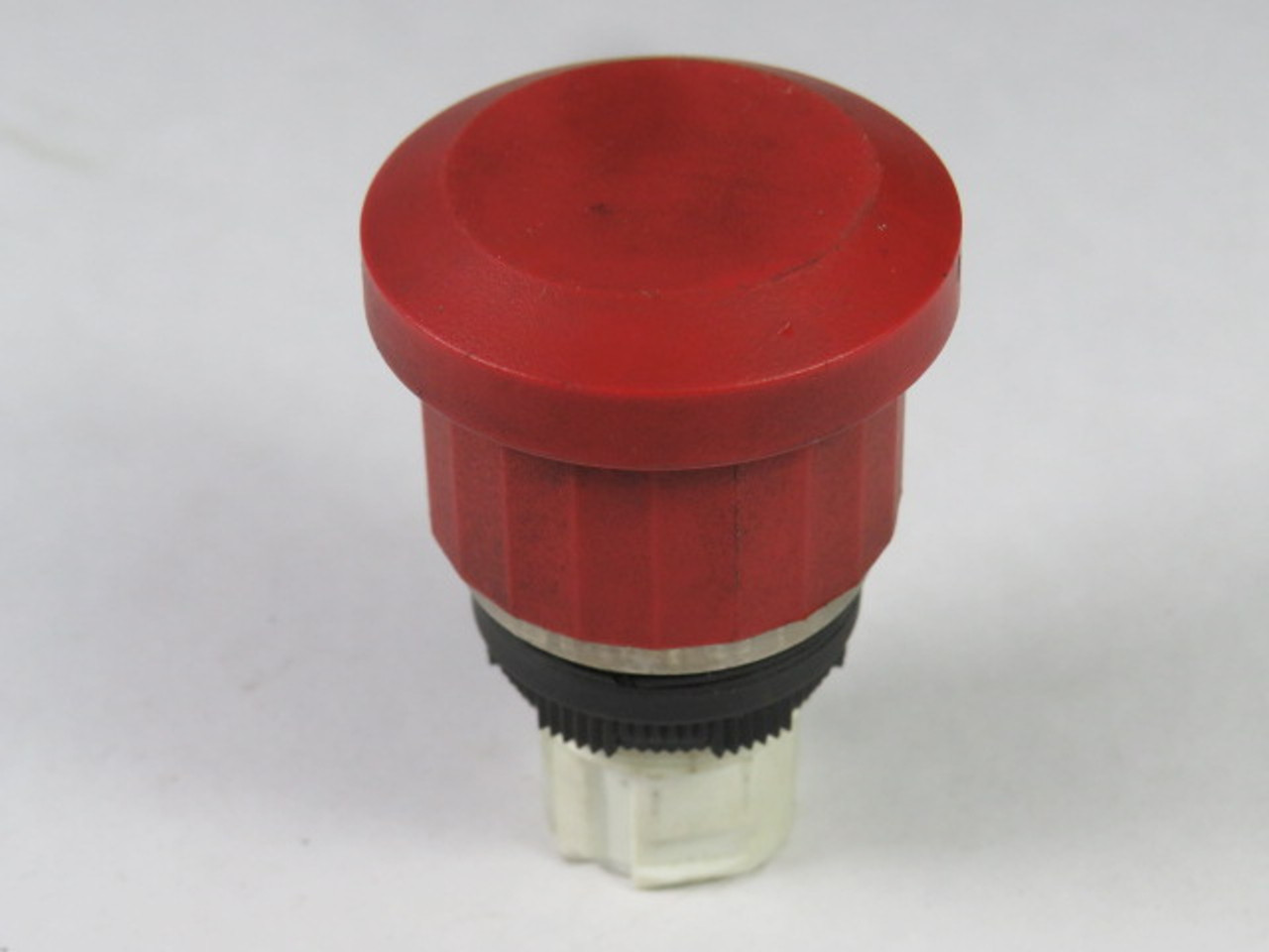 Allen-Bradley 800ES-MP24 2-Position Push-Pull Device Red Mushroom Cap USED