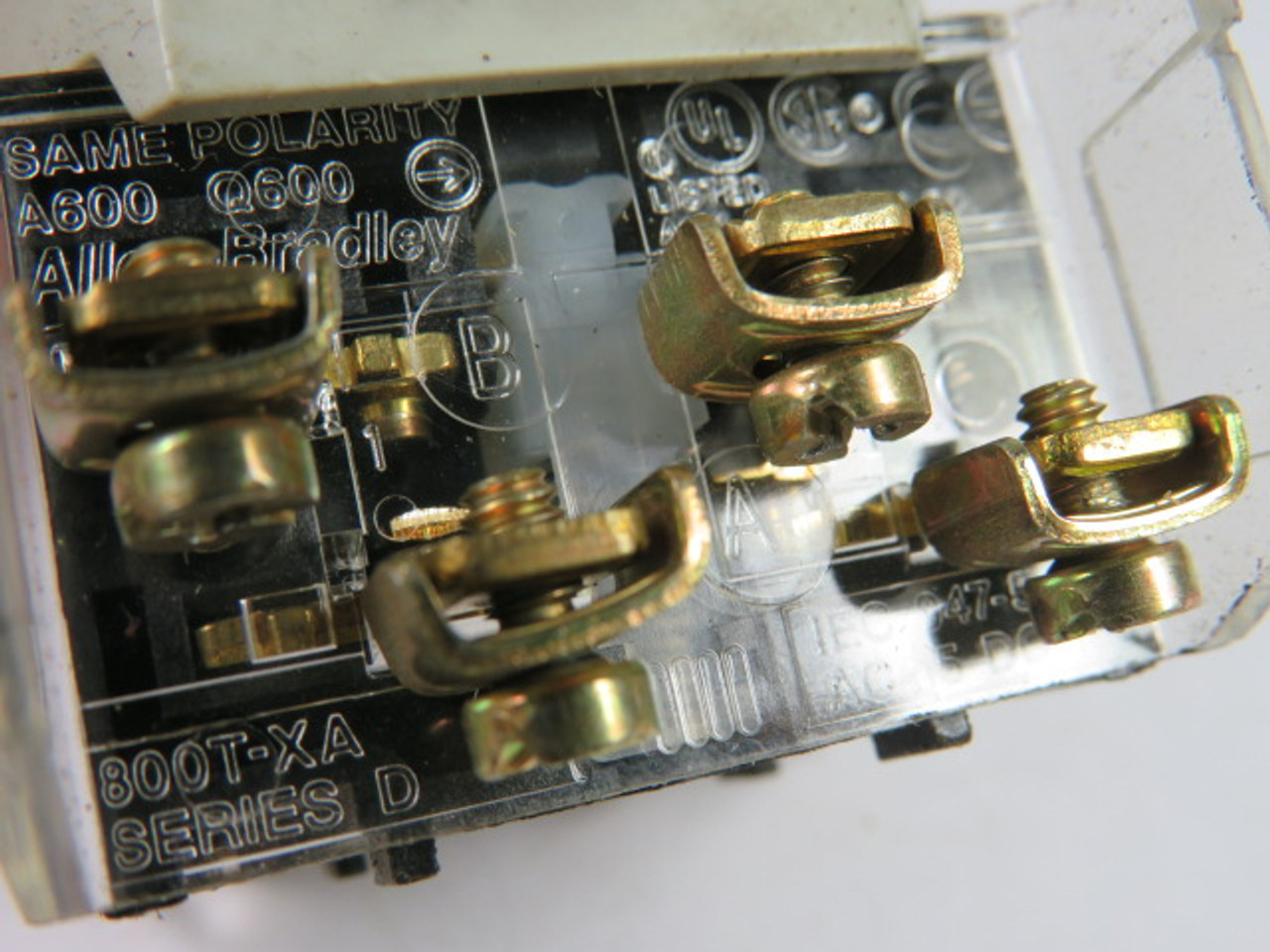 Allen-Bradley 800T-H3203B 2-Pos Cylinder Lock Switch 2NO 2NC No Key USED