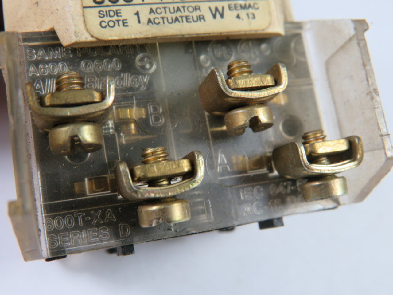 Allen-Bradley 800T-H3103B 2-Pos Cylinder Lock Switch 2NO 2NC No Key USED