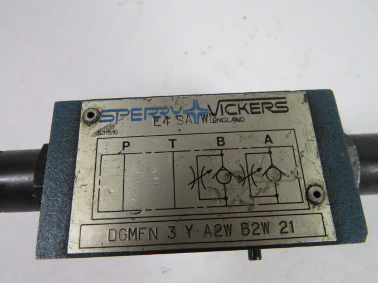 Sperry-Vickers DGMFN-3-Y-A2W-B2W-21 Flow Control Check Valve USED