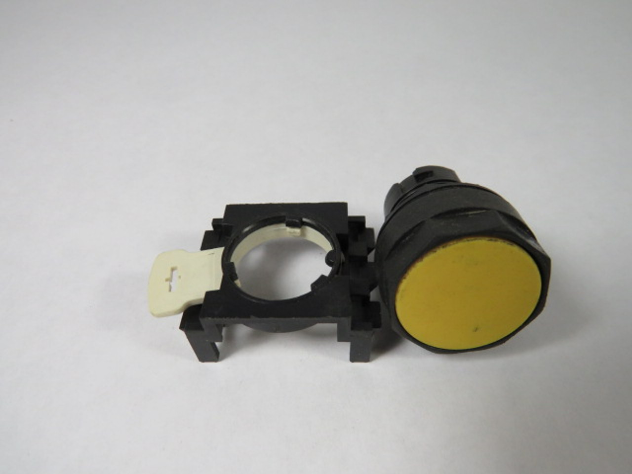 Cutler-Hammer E22PB4 Flush Push Button Yellow Non-Illuminated USED