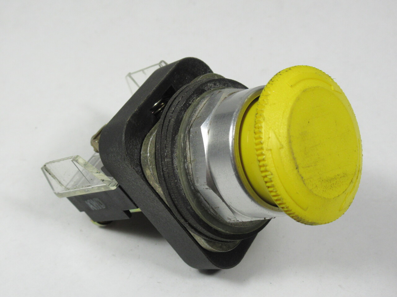 Allen-Bradley 800T-FXT9D4 Series T Push-Pull/Twist Device Yellow 1NCLB USED