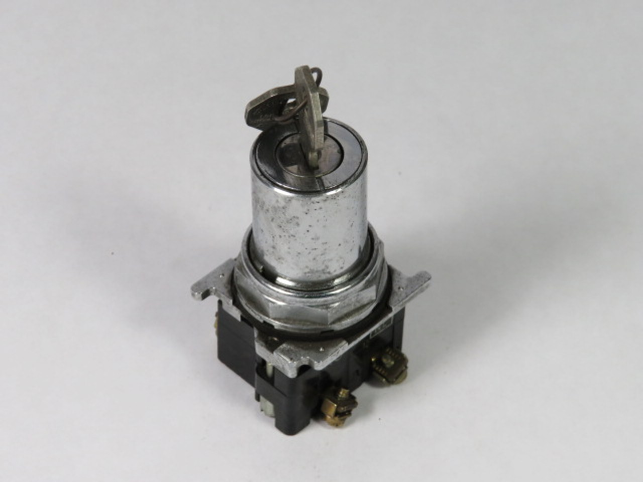 Cutler-Hammer 10250T1522-1 3-Pos Cylinder Lock Switch 1NO 1NC H166 Key USED