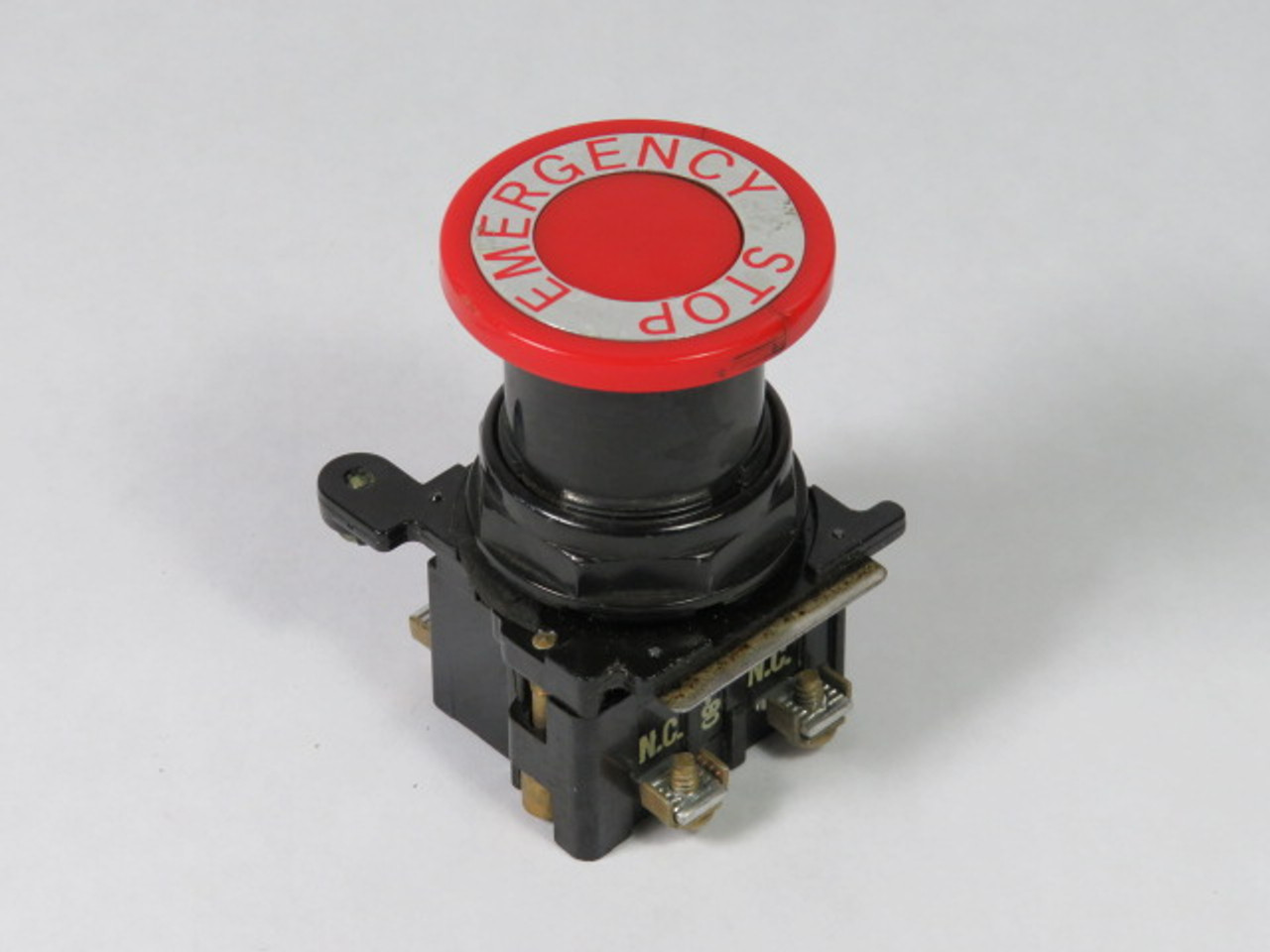 Cutler-Hammer E34GEBC2-3X Push Button 3-Pos Illum 2NC Red Mushroom USED