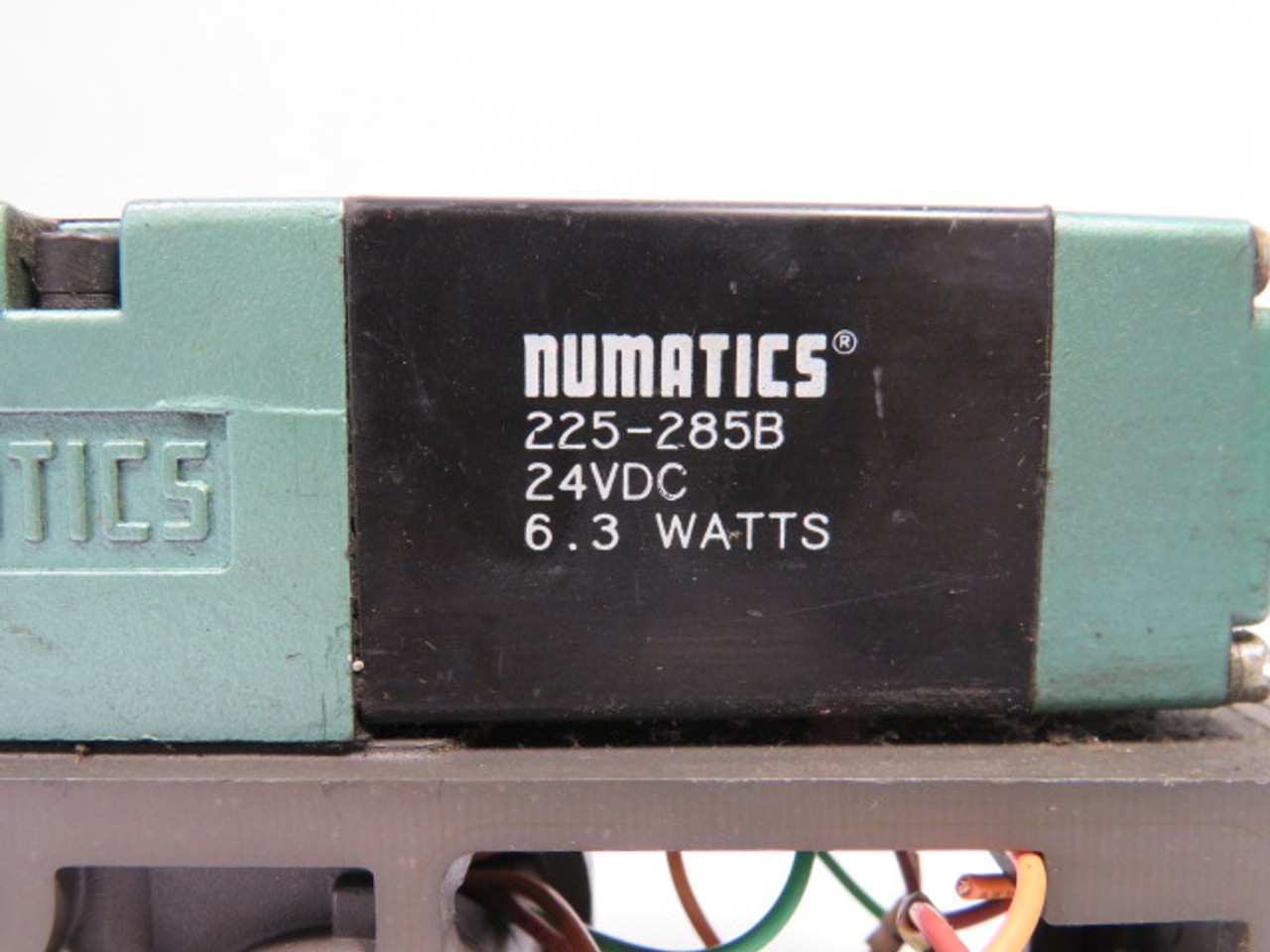 Numatics 081SA400K Single Direct Solenoid Valve W/ Base 24Vdc 6.3W USED