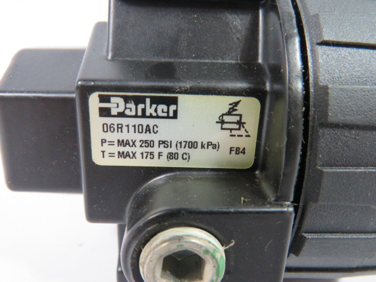 Parker 06R110AC 1/4" Air Line Regulator w/ Gauge 250PSI 1700kPa USED