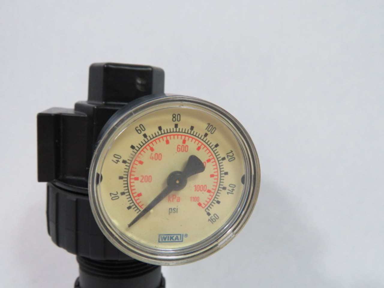 Parker 06R110AC 1/4" Air Line Regulator w/ Gauge 250PSI 1700kPa USED