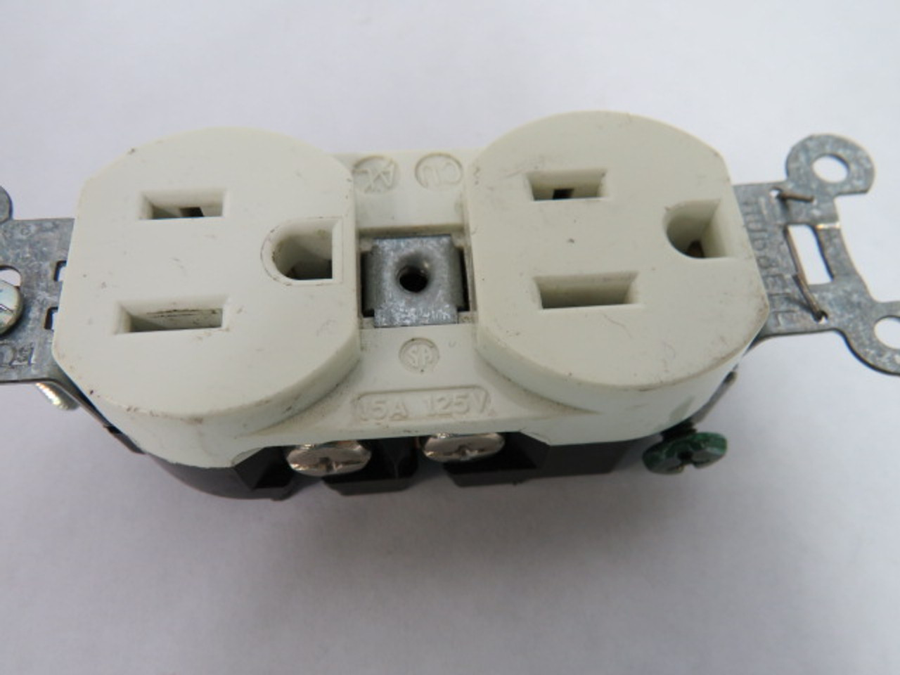 Hubbell 5252AW White Duplex Receptacle 15A 125V 3W 2P USED