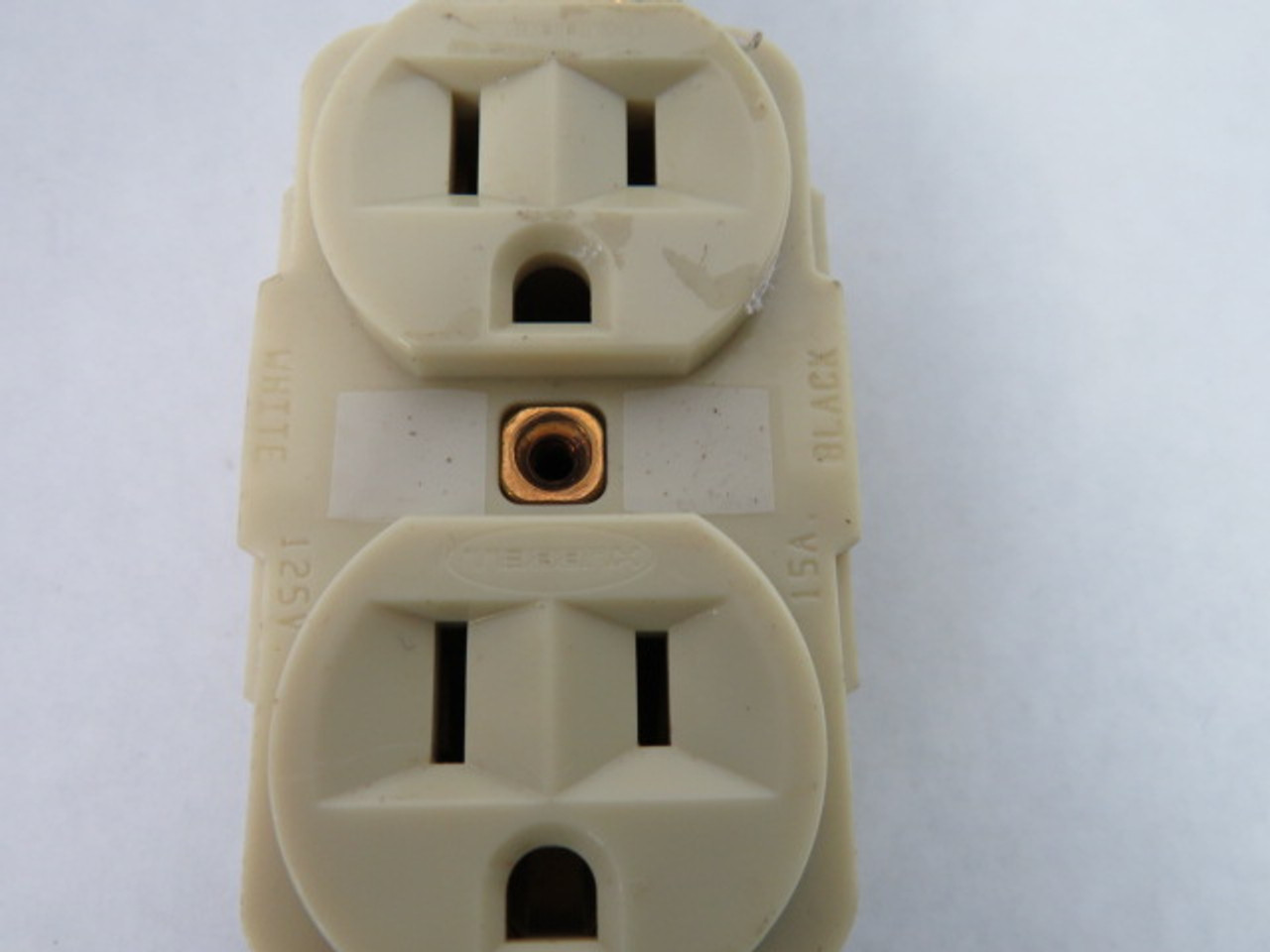 Hubbell HBL5262I Ivory Duplex Receptacle 15A 125V 3W 2P USED