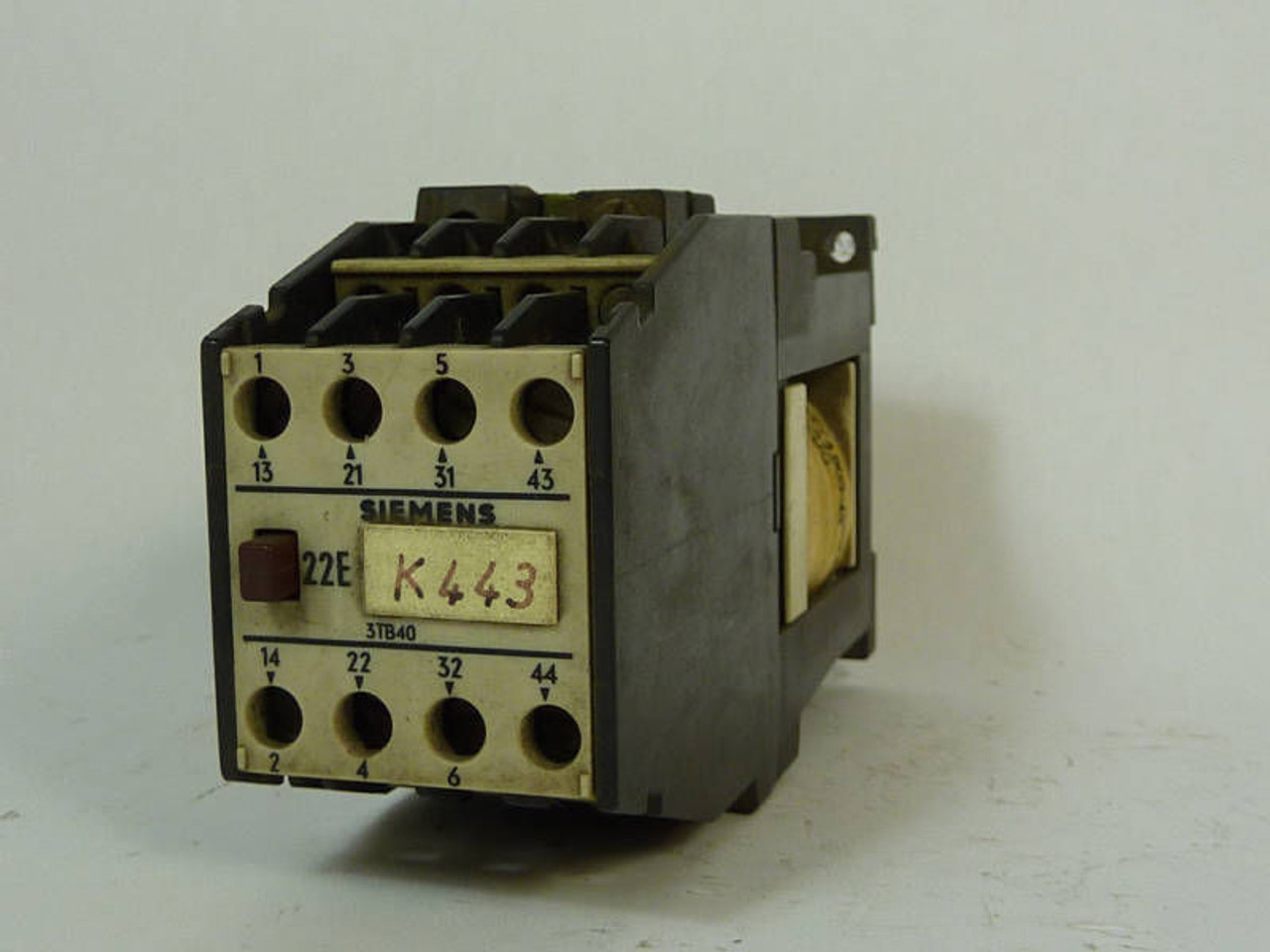 Siemens Contactor 3P 10A 600VAC 2NO/2NC 3TB40 17-0B USED