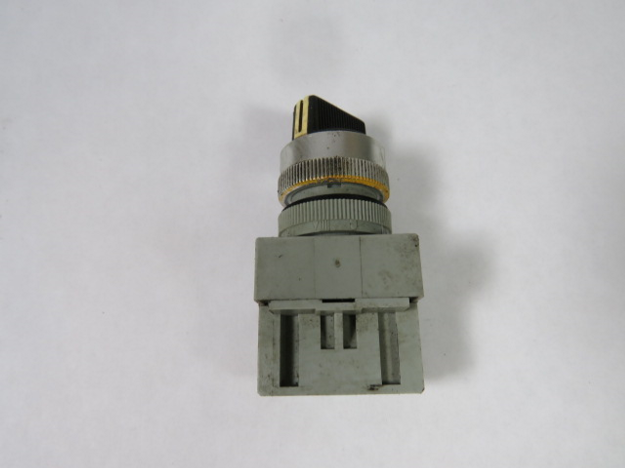 IDEC ASW210 Selector Switch 600V 10A 1NO 2-Position USED