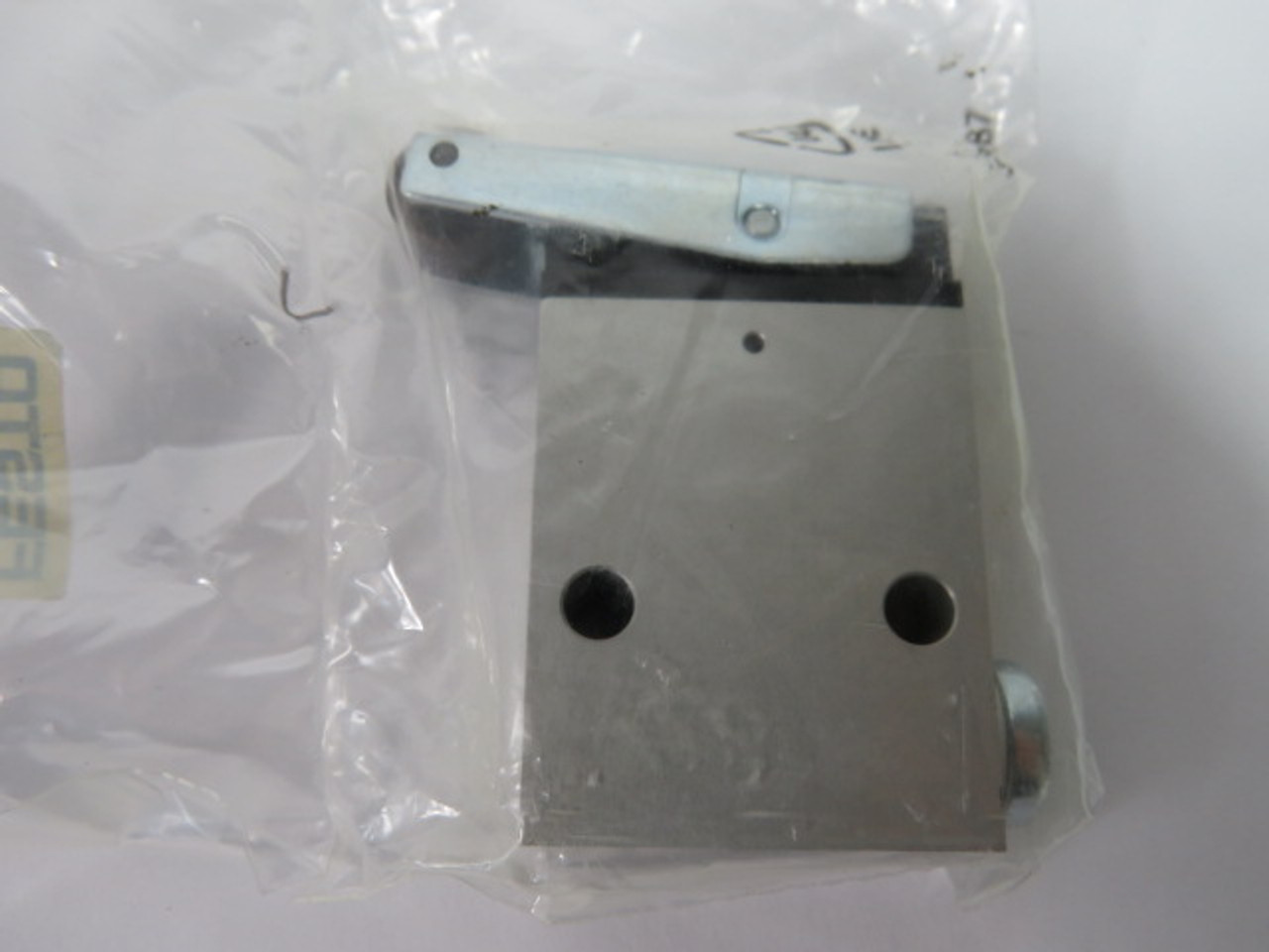 Festo 2270 ROS-3-1/8 Roller Lever Solenoid Valve 8BAR 120PSI ! NWB !