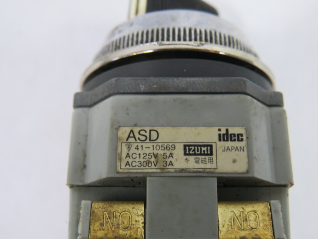 IDEC ASD211N Selector Switch 3-5A 125-300VAC 1NO/1NC 2-Position USED