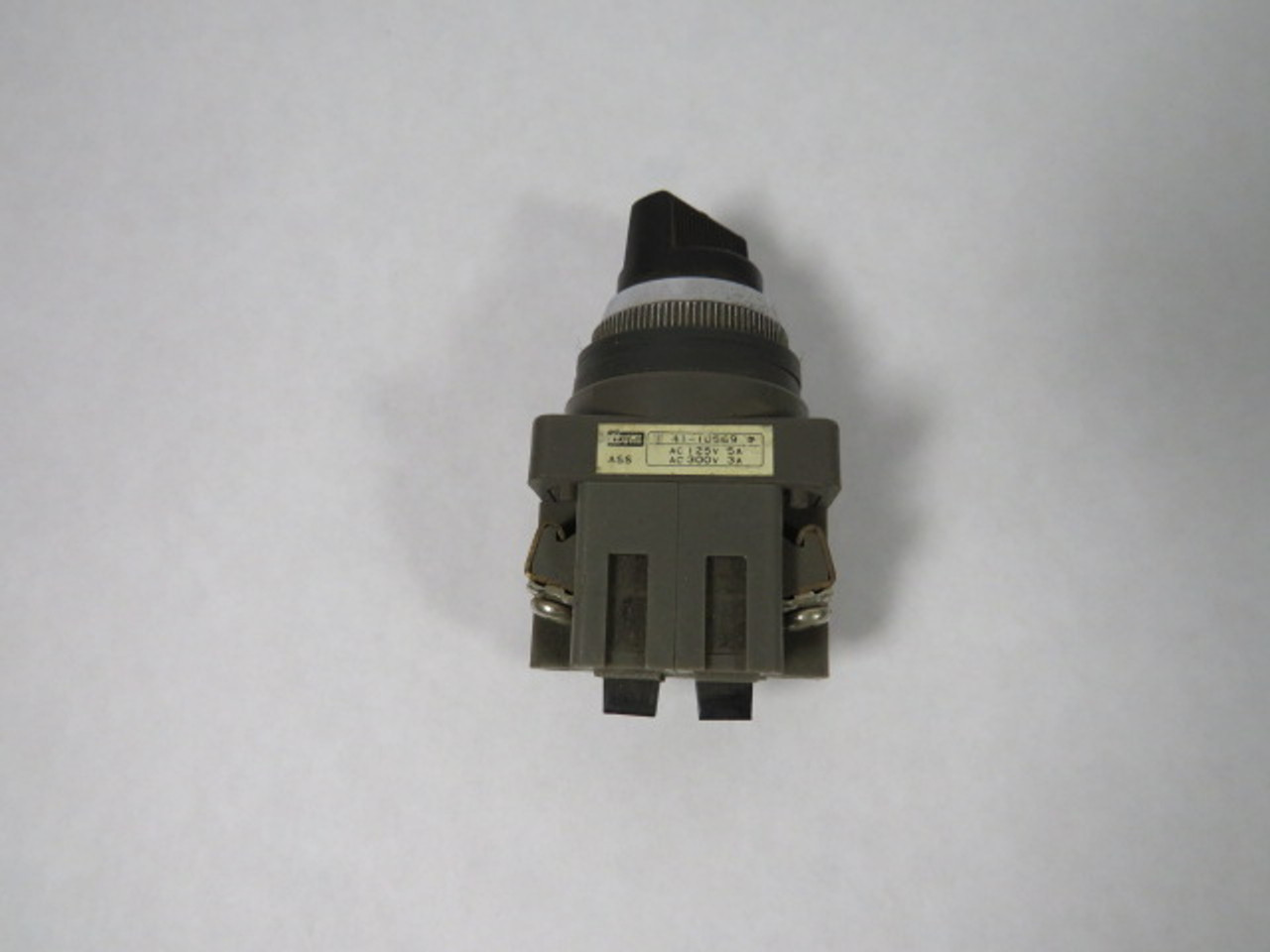 Izumi ASS211N Selector Switch 125-300VAC 3-5A 1NO/1NC 2-Position USED