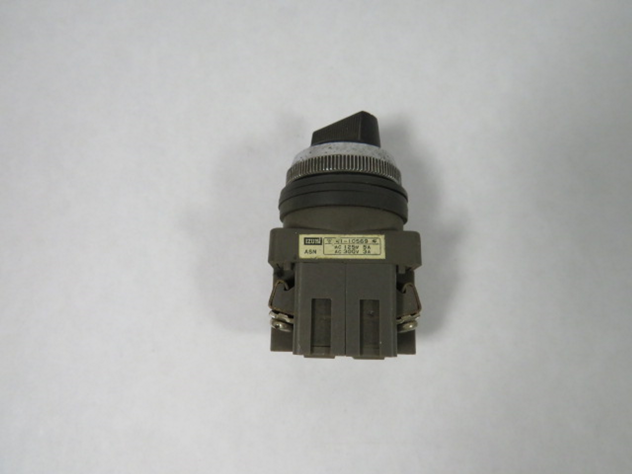 Izumi ASN311 Selector Switch 125-300VAC 3-5A 1NO/1NC 2-Position USED