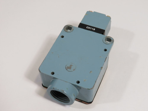 Telemecanique XCK-L1H7 Limit Switch w/ ZCK-D15 Head No Roller USED