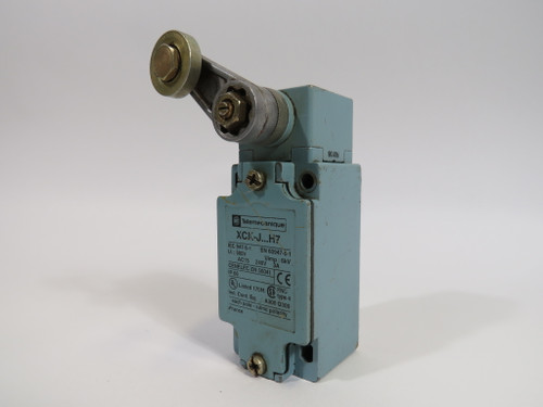 Telemecanique ZCK-J404H7 240V 3A Limit Switch C/W Roller Lever Head USED