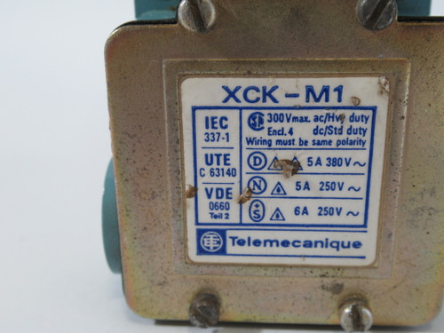 Telemecanique XCKM121 Limit Switch 1NO 1NC 10A@300V USED