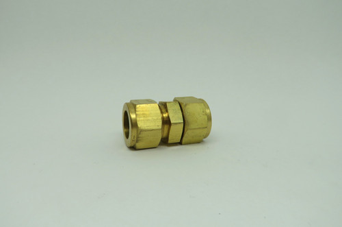 Swagelok B-600-6 Union 3/8" Tube Fitting Brass *Shelf Wear* NOP